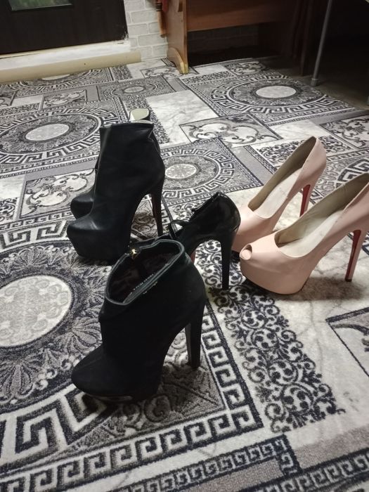 Продам женскую обувь.