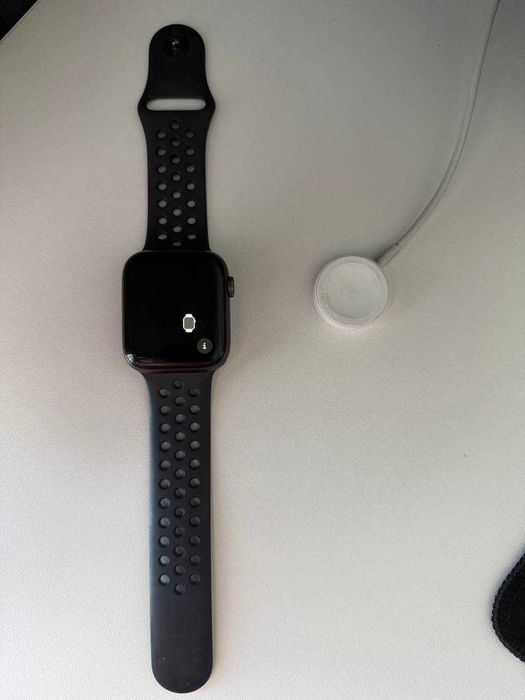 Apple Watch Series 5 Nike, 44 мм, черные