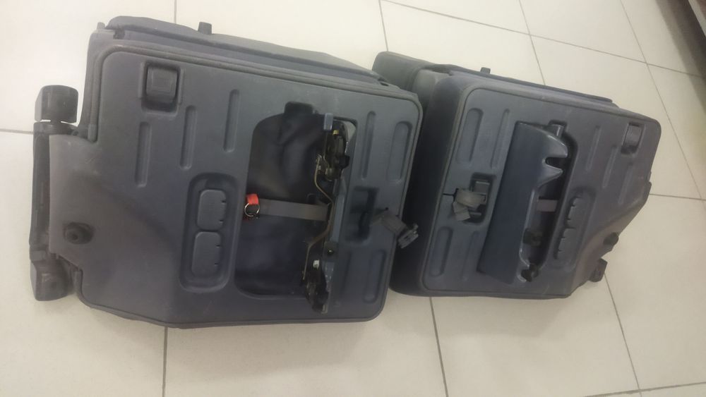 Два сиденья в хорошем состоянии.