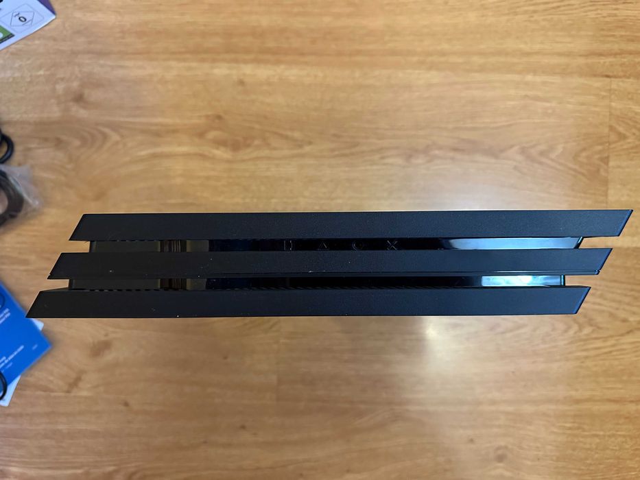 PlayStation 4 PRO 1TB, джойстик, оригинална опаковка и 8 игри