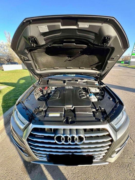 Сив джип Audi Q7