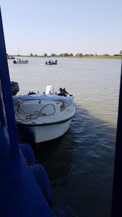 Barca Beneteau semicabinata cu peridoc Ellebi