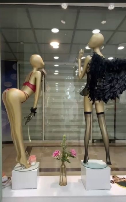 Манекени за магазини за дрехи