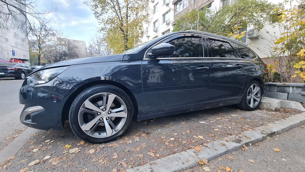 Auto Peugeot 308 1.2  benzină