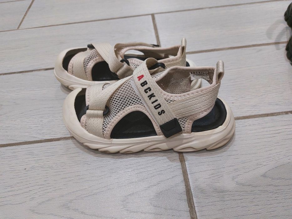 Продам сандалии детские