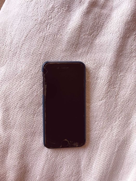 Продавам iPhone SE 2020