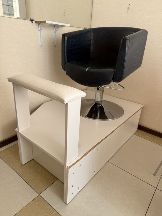 Продается подиум для педикюра и полка для лаков