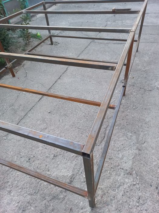 Продам металлический стол.