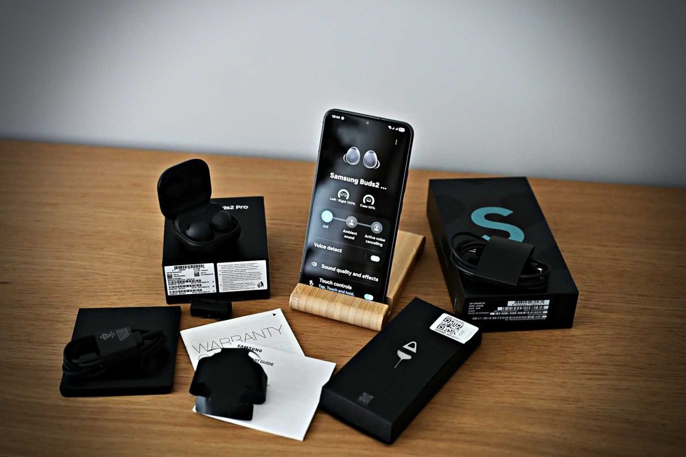 Комплект SAMSUNG S22+ със слушалки - в неразличимо от ново състояние