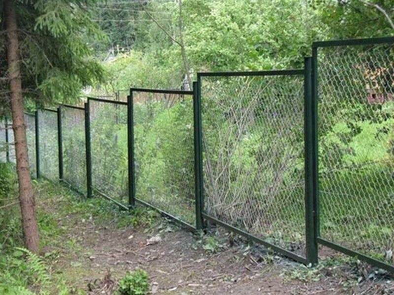 Забор из сетки рабицы в рамке. Забор сетка рабица