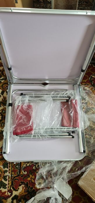 Продам новый стол со стульями.