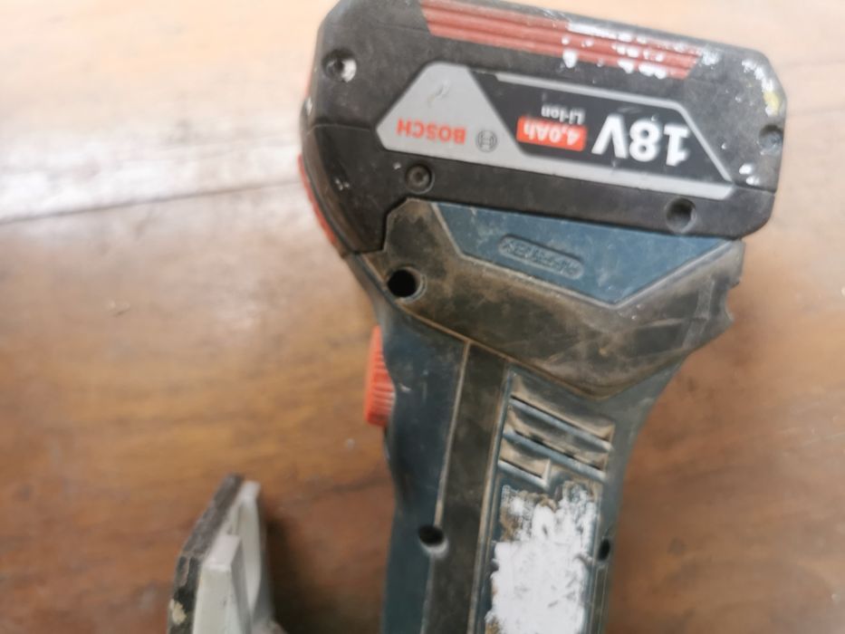Fier pendular bosch cu bateria de 4 amperi stare bună