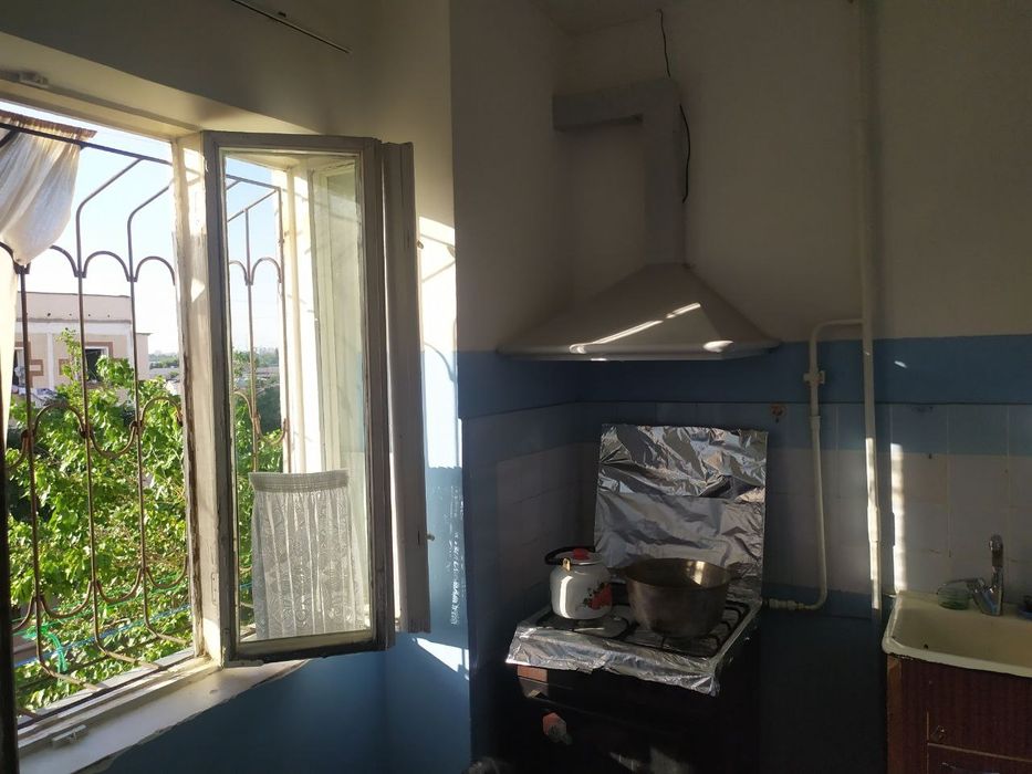 СрочнПродаётся своя 2 ком квартира сергели раён куйлук 5    балкон 2*3