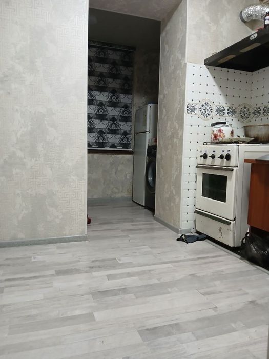 Yangiyoʻlda 3 xonali kvartira sotiladi.