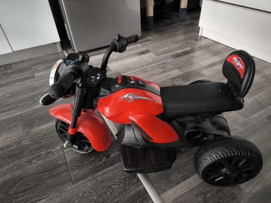 Vând motocicleta electrica cu 3 roti, pentru copii