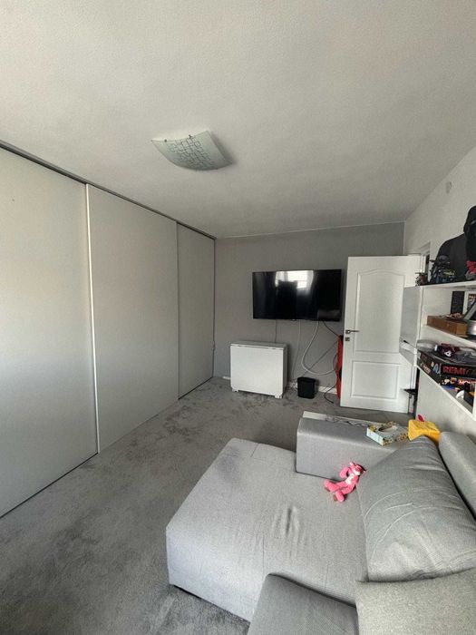 Închiriez pe termen lung apartament 2 camere, 47 mp, renovat complet, centrală proprie, AC – 350 € negociabil