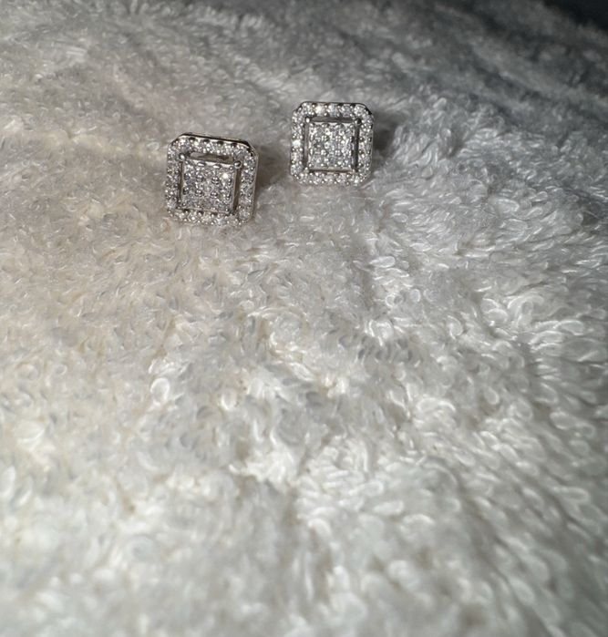 Продам серьги с бриллиантами.