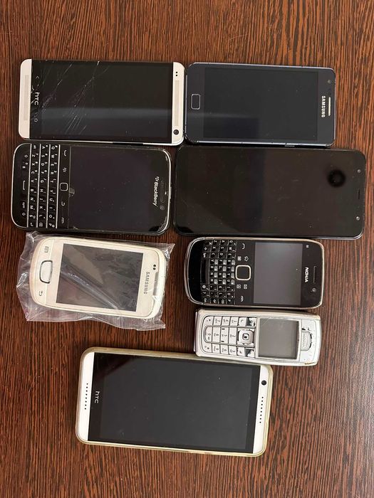 Lot 8 telefoane mobile vechi – Samsung, HTC, BlackBerry, Nokia – pentru piese sau recondiționare