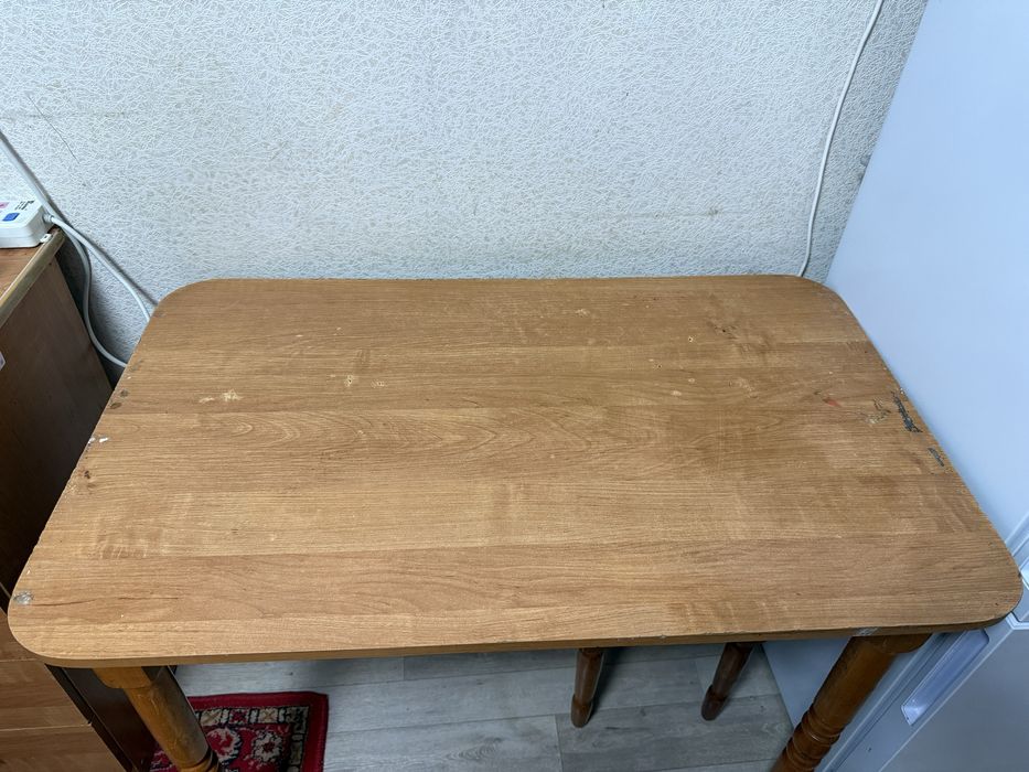 Стол кухонный,прочный