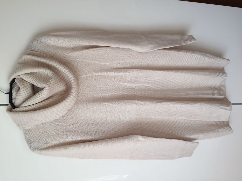 Pulover alb,lung, cu guler larg