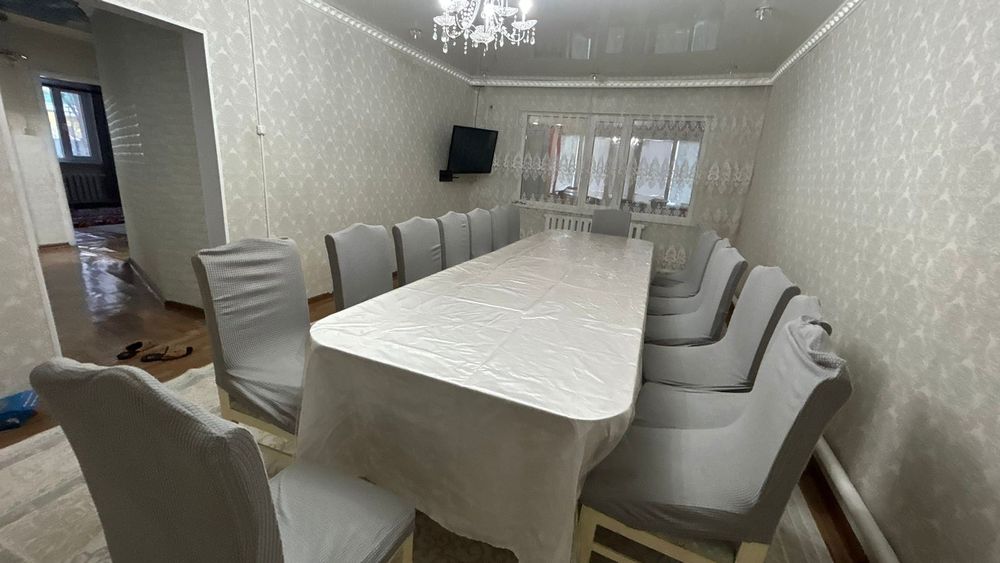 Стол и стулья продаются