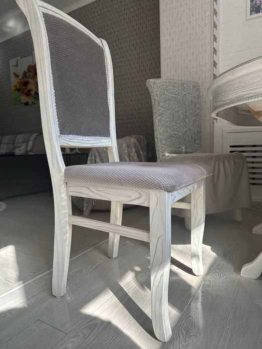 Продается комплект стол и стулья (чехлы на стулья в подарок )