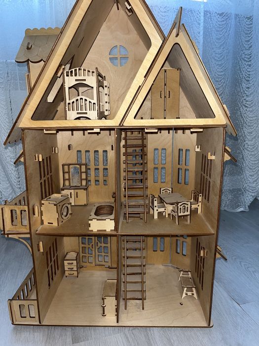 Игрушечный деревянный домик