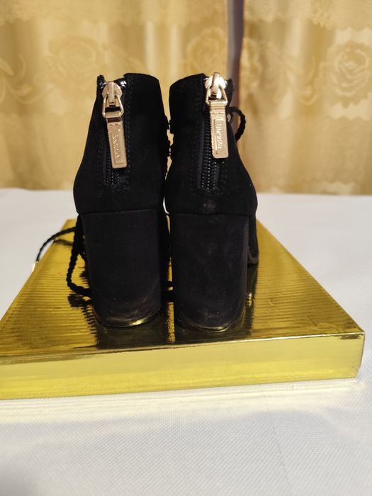 Pantof sanda cu sireturi