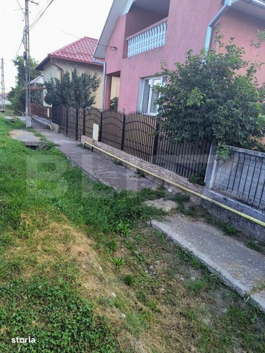 Casa mare de vanzare in centrul localitatii Cuzdrioara