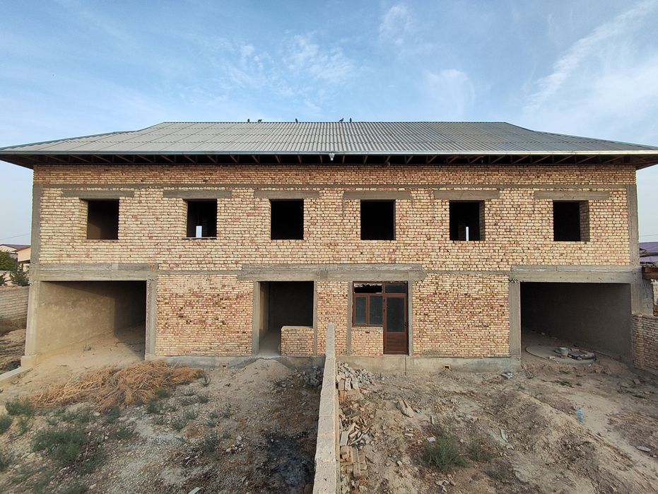 Katej uslubidagi hovli sotiladi.