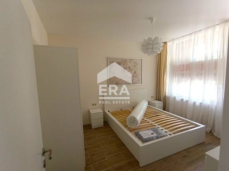 Слънчев и модерно обзаведен двустаен апартамент в затворен комплекс в