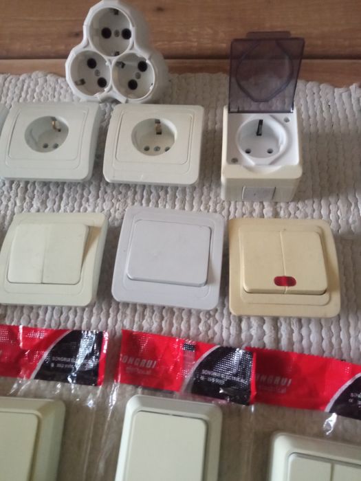 Vând lot 12 prize și întrerupătoare electrice