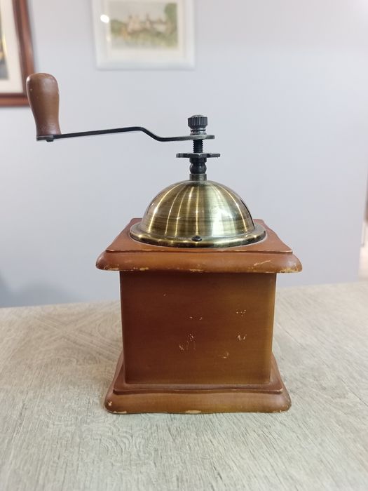 Винтидж Ръчна Кафемелачка - Автентичен Аромат и Стил