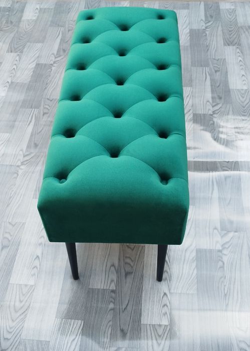 Vând băncuță tapițată Chesterfield din catifea verde