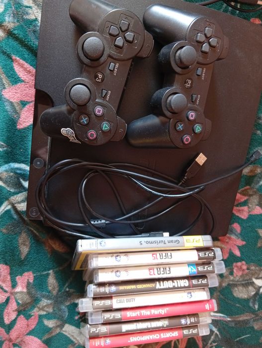Vând PS 3 perfect funcțional, 2 console noi și 8 jocuri.