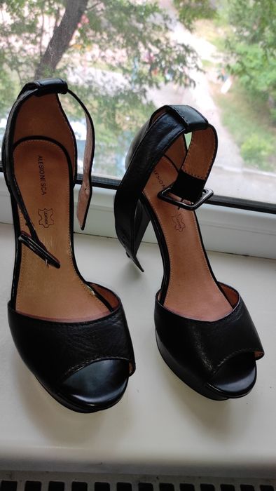 Продам кожанные босоножки 39рр