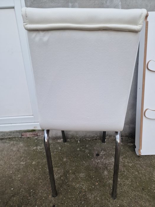 Masa din sticla extensibila cu 4 scaune