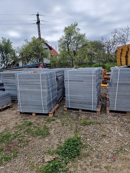 Gratare galvanizate noi, robuste și durabile, ideale pentru diverse aplicații în construcții sau amenajări exterioare. Acestea sunt fabricate din oțel