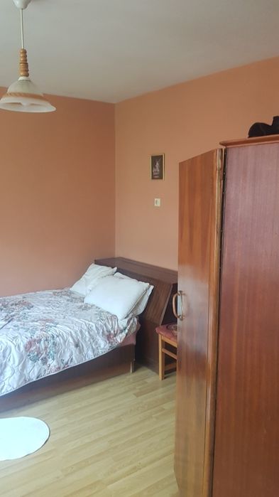 Продава етаж от къща в гр Дупница