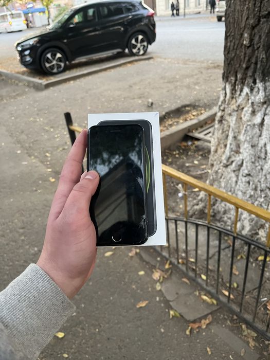 Продам айфон se2