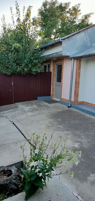 Vând casă com Cudalbi jud Galati compusa din  4 camere,apa,canalizare