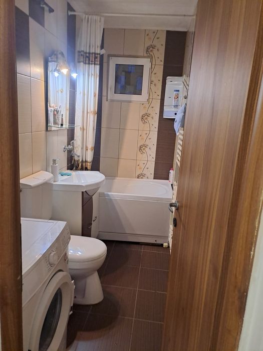 Apartament cu trei camere de inchiriat.