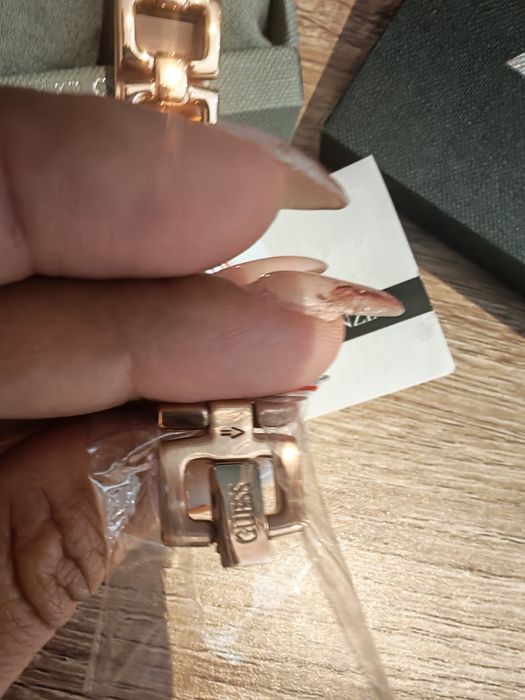 Часовник GUESS-дамски