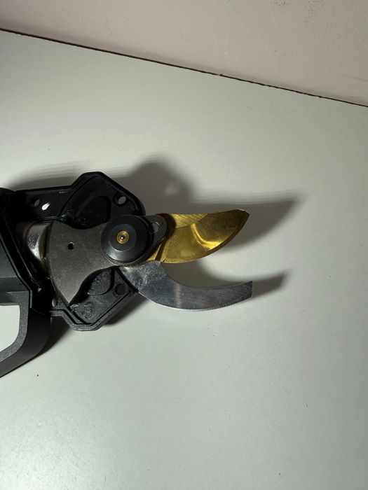 Foarfeca de gradina Worx WG330E motor cu lama noua