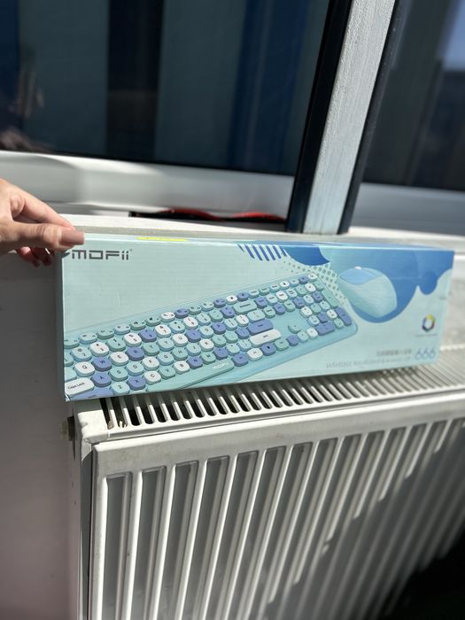 Tastatură wireless modernă + mouse inclus