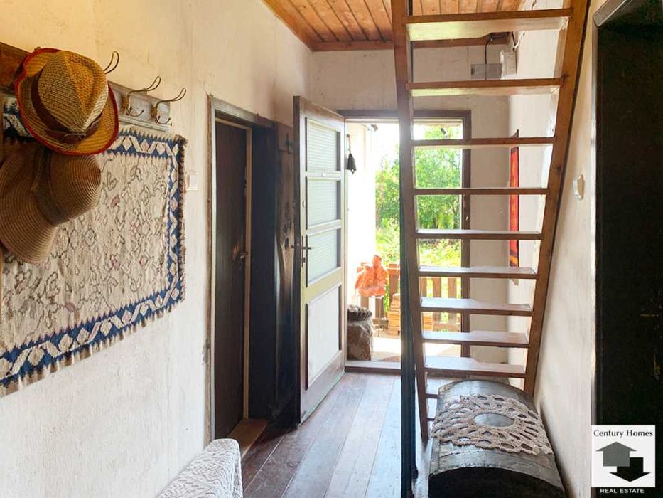 125182 Възрожденска къща с 3 спални и кладенец  в с. Средни Колиби