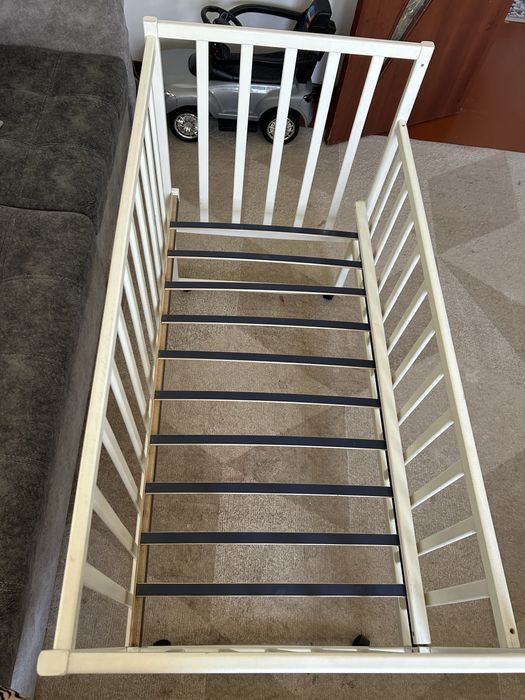 детская кроватка.