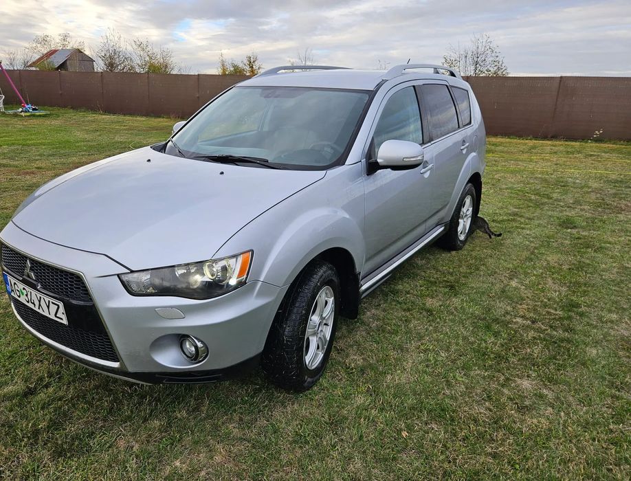 Mitsubishi Outlander Mitsubishi Outlander 2.2 DiD Automat 4x4 • Full dotări • Proprietar