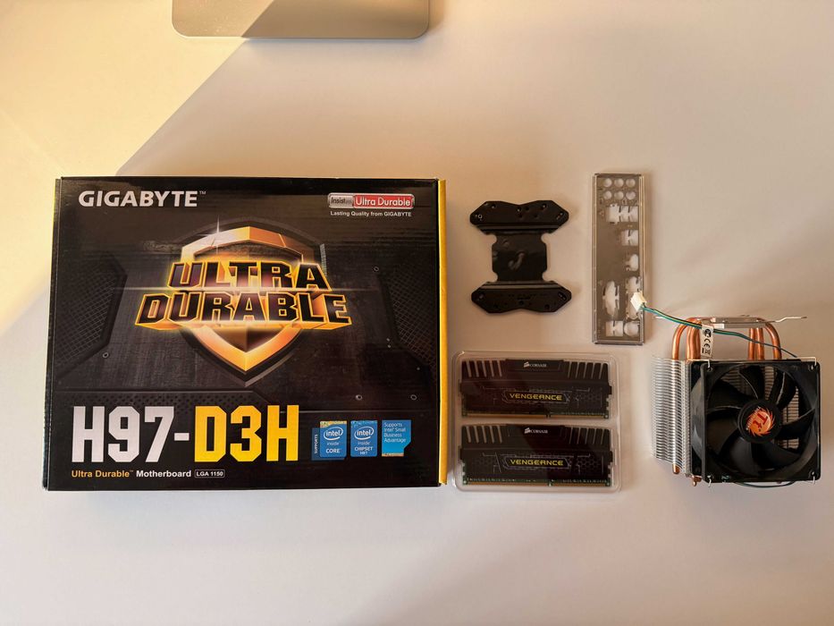 Placa de baza Gigabyte, procesor Intel i5 si 16 GB Ram
