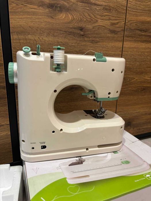 Мини преносима шевна машина